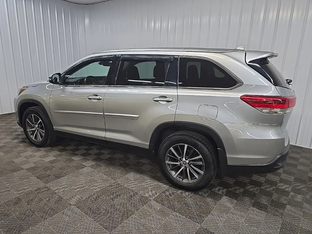 Used 2019 Silver Toyota XLE image 4