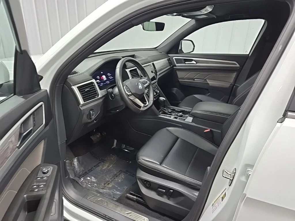 Used 2023 White Volkswagen 2.0T SE w/Technology image 29
