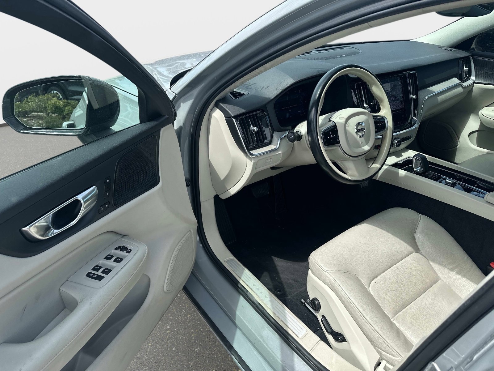 Used 2024 Vapour Gray Metallic Volvo Plus Dark Theme image 11