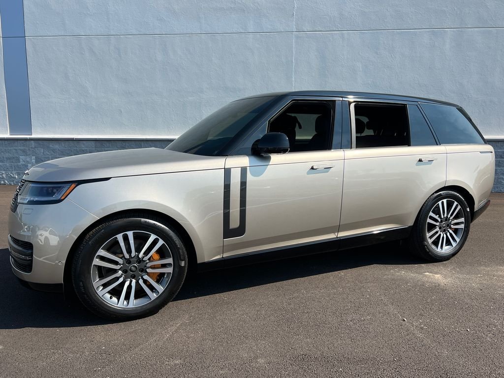 Used 2025 Gold Land Rover SE image 1