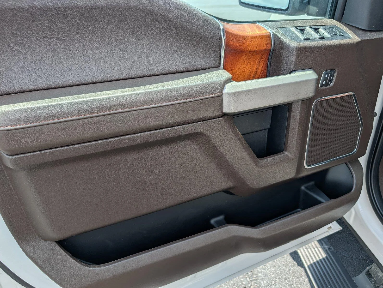Used 2019 White Platinum Metallic Tri-Coat/Stone Gray Ford King Ranch image 15