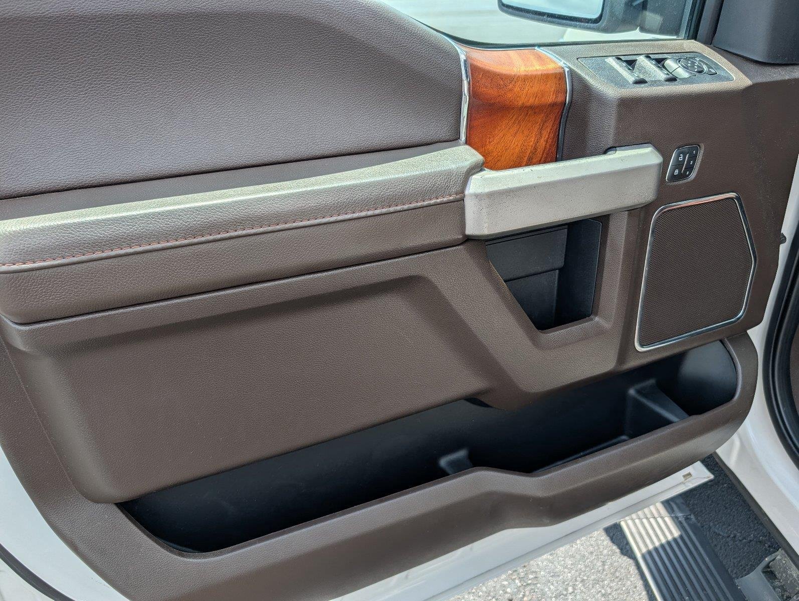 Used 2019 White Platinum Metallic Tri-Coat/Stone Gray Ford King Ranch image 15