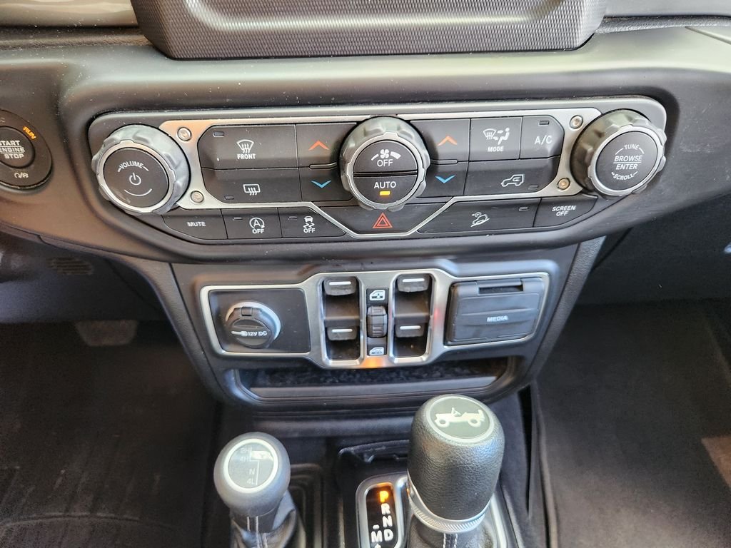 Used 2020 Bright White Clearcoat Jeep Sahara image 20
