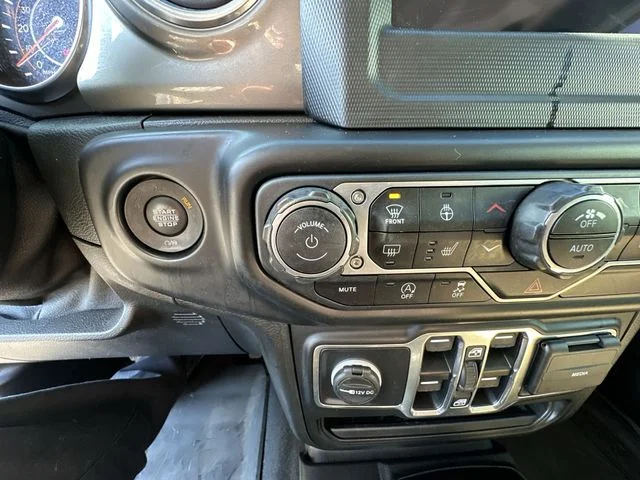 Used 2021 White Jeep Unlimited Sahara image 14