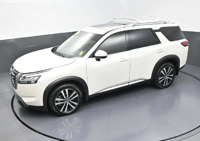 Used 2024 White Nissan Platinum image 42