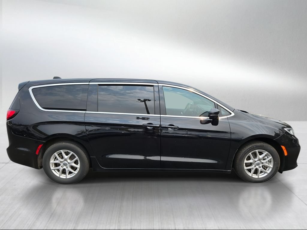 Used 2025 Diamond Black Crystal Pearlcoat Chrysler Select image 2