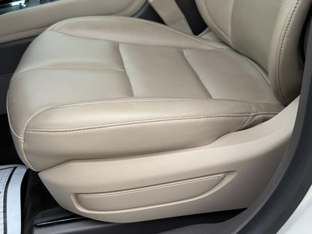 Used 2022 White Lincoln Standard image 25