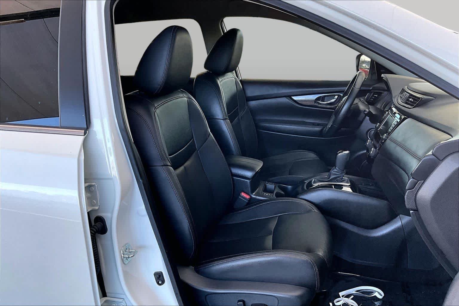 Used 2019 Pearl White Tricoat Nissan SL image 9