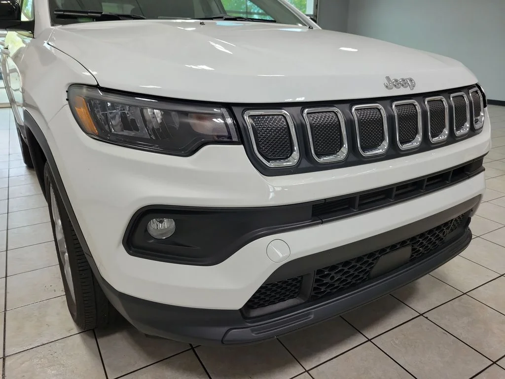Used 2022 White Jeep Latitude Lux image 23