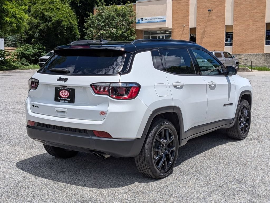 Used 2022 White Jeep Latitude image 3
