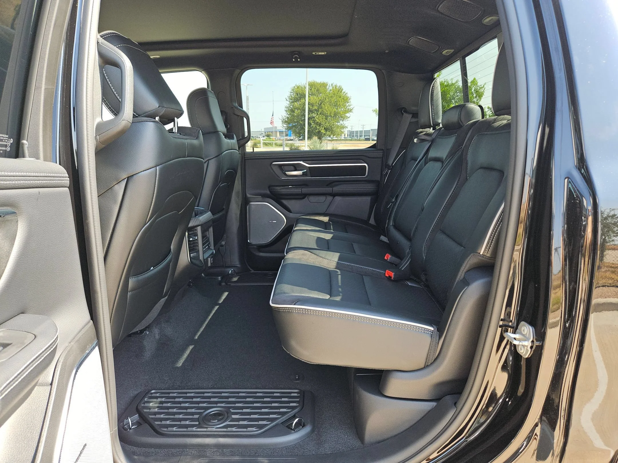 New 2027 Diamond Black Crystal Pearl-Coat Exterior Paint RAM Laramie image 13
