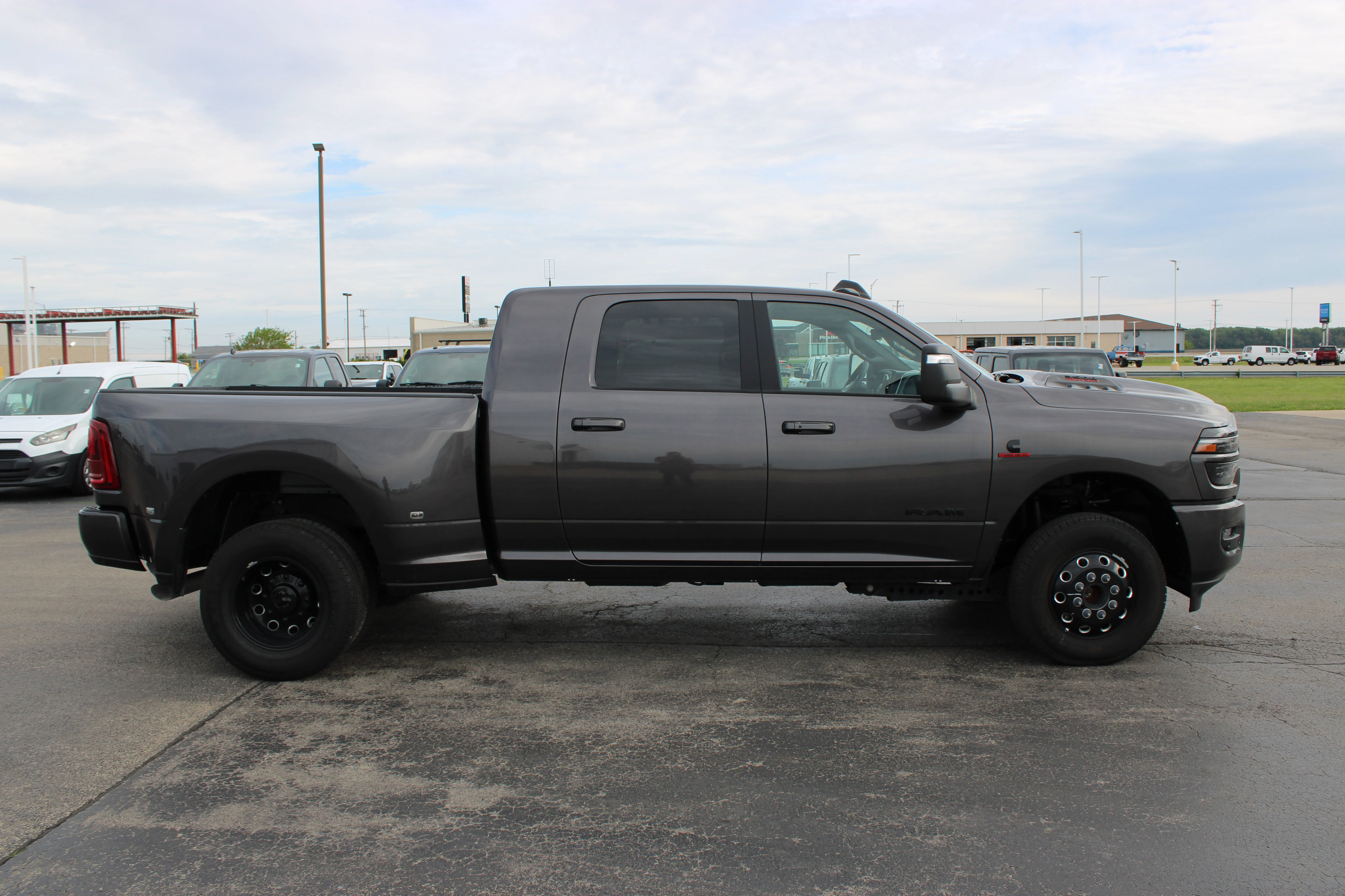 Used 2025 Granite Crystal Metallic Clearcoat Ram Laramie image 9