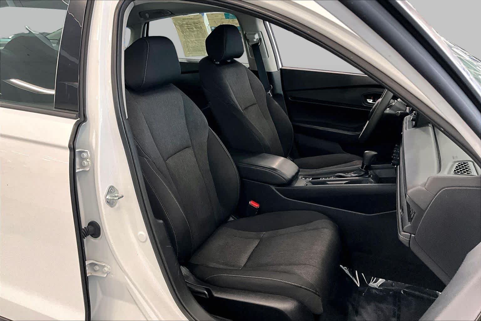 Used 2024 Platinum White Pearl Honda EX image 9