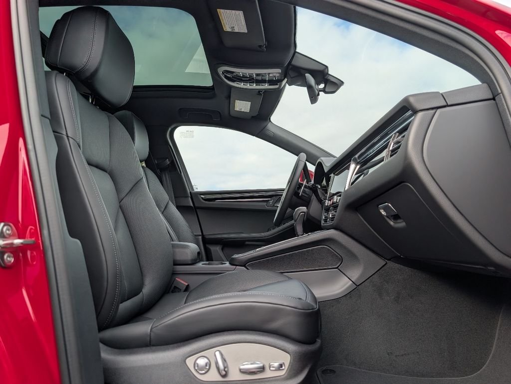 2026 Porsche Macan T - Photo 17