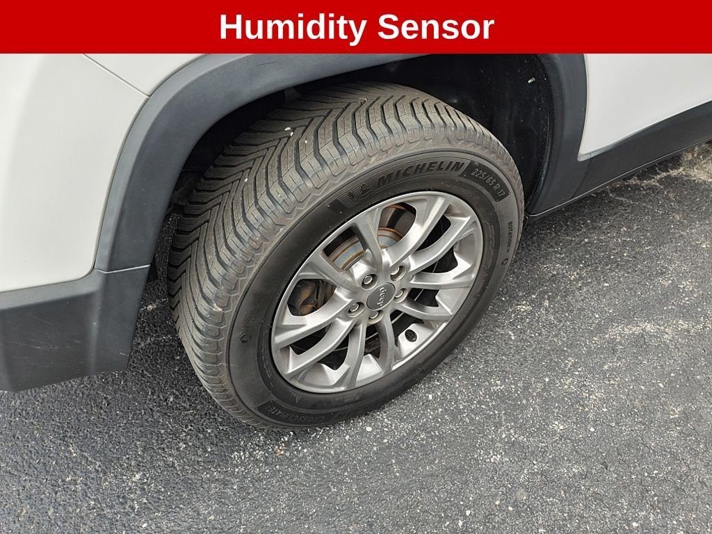 Used 2019 White Jeep Latitude Plus image 9
