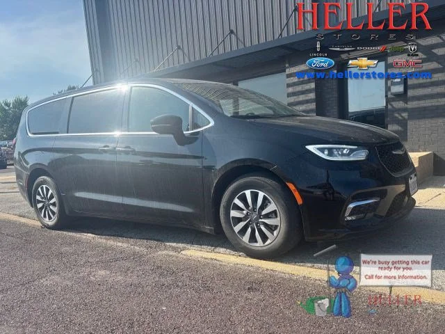 Used 2024 Diamond Black Chrysler Select image 1