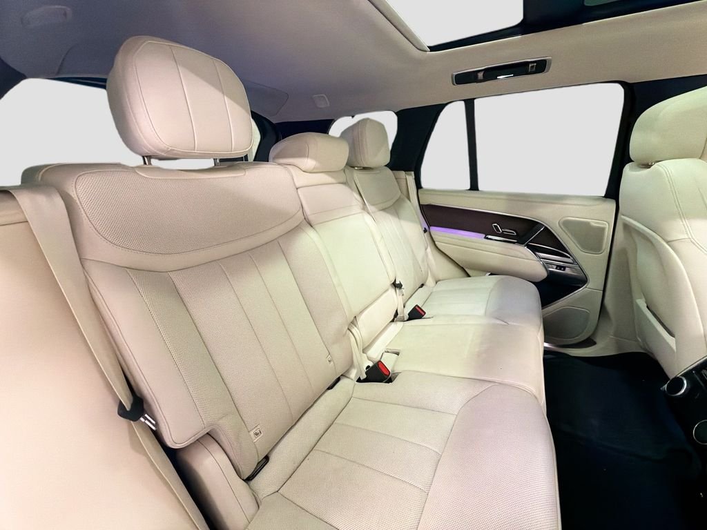 Used 2024 White Land Rover SE image 28