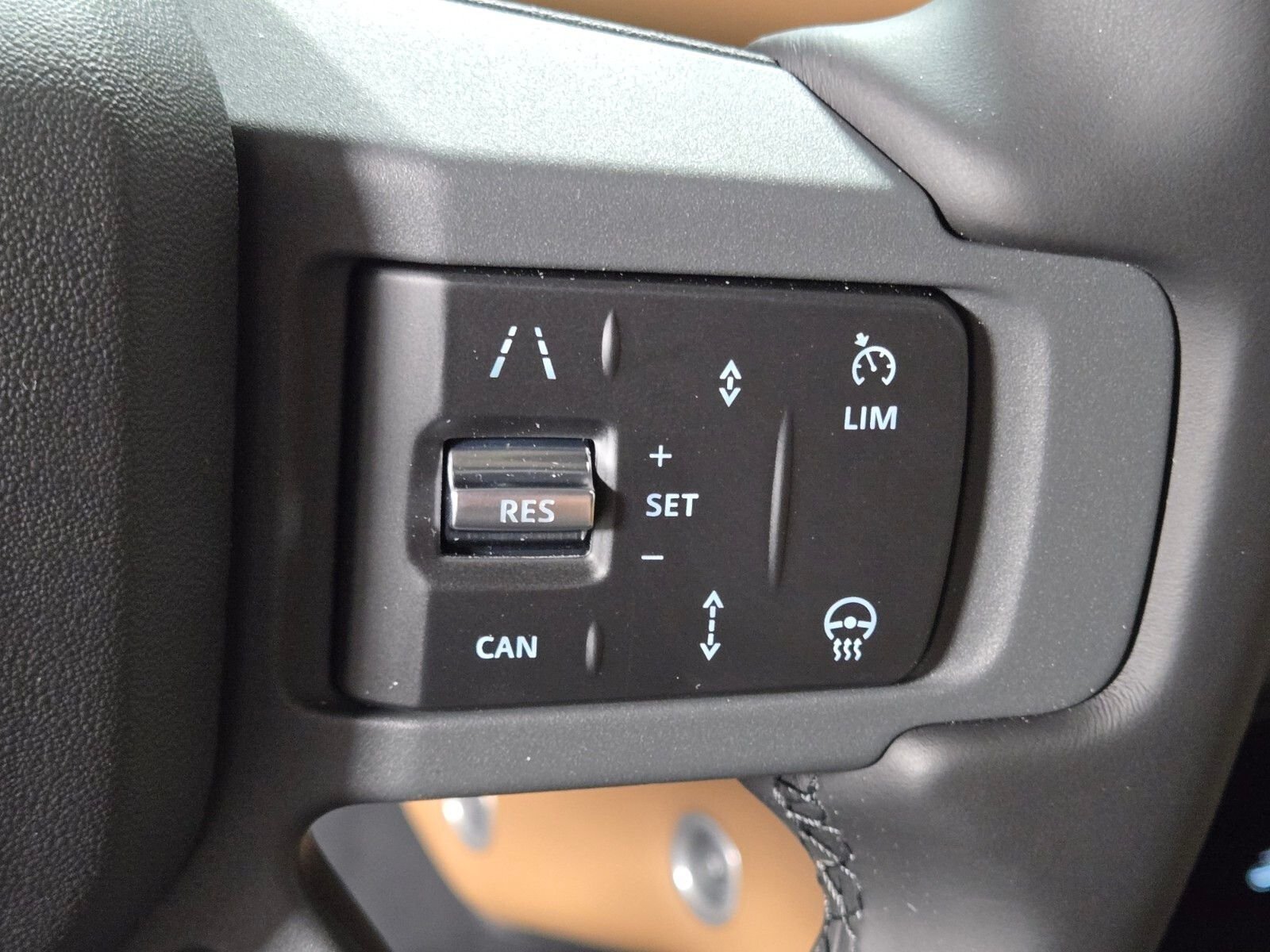 New 2026 Woolstone Green Land Rover X-Dynamic SE image 26