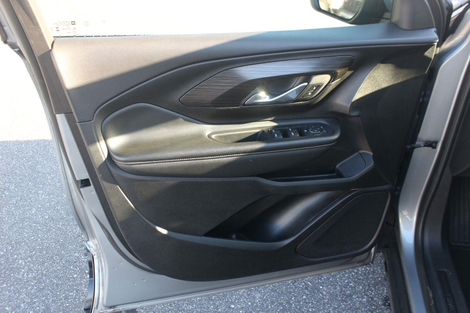 Used 2024 Sterling Metallic GMC SLE image 13