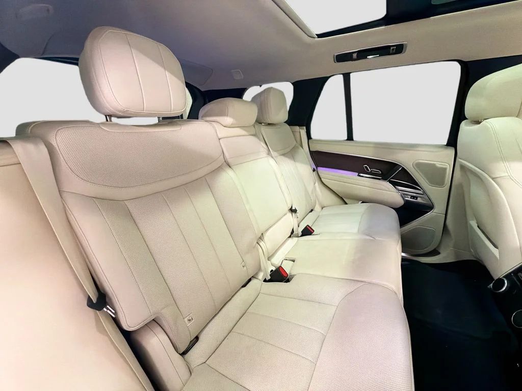 Used 2024  Land Rover SE image 28
