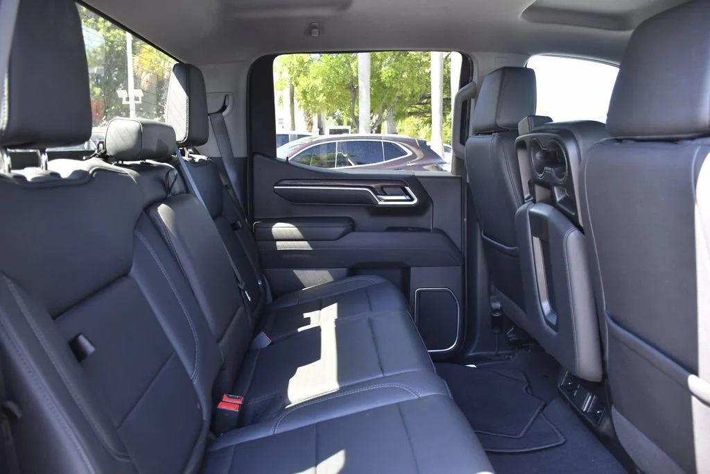 Used 2025 Onyx Black GMC SLT image 25