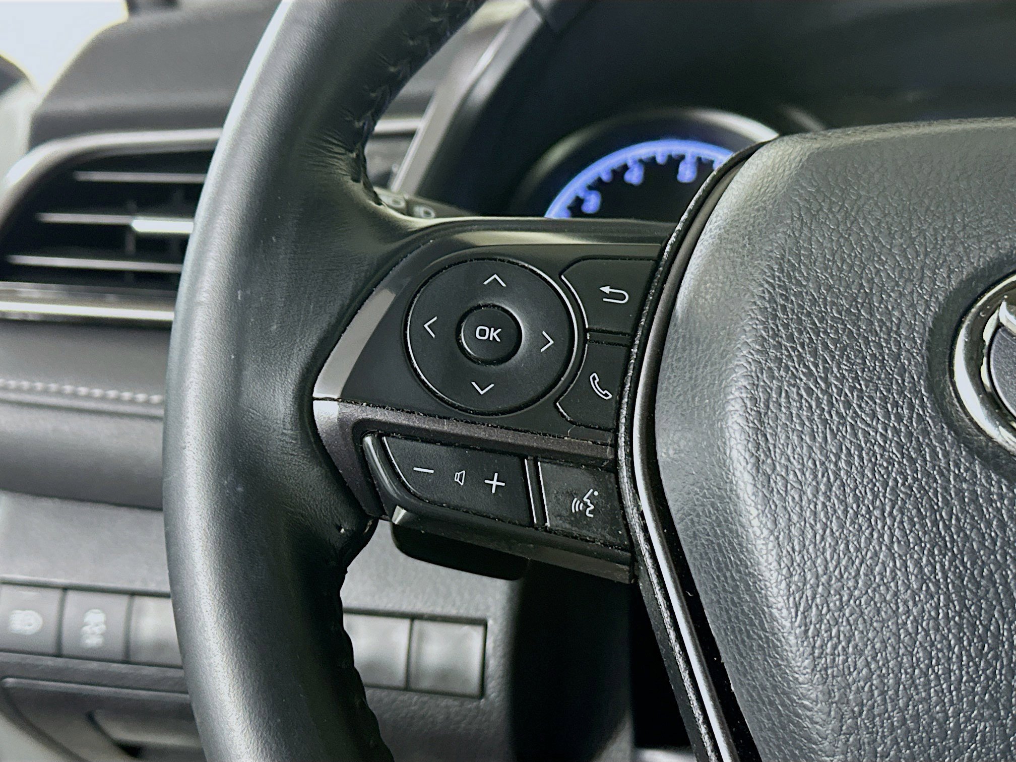 Used 2023 Ice Toyota SE image 15