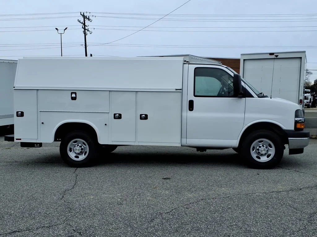 New 2025 Summit White Chevrolet 1WT image 3