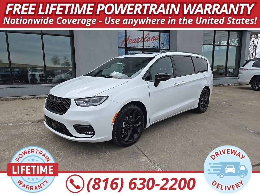 2026 Chrysler Pacifica Select's photo