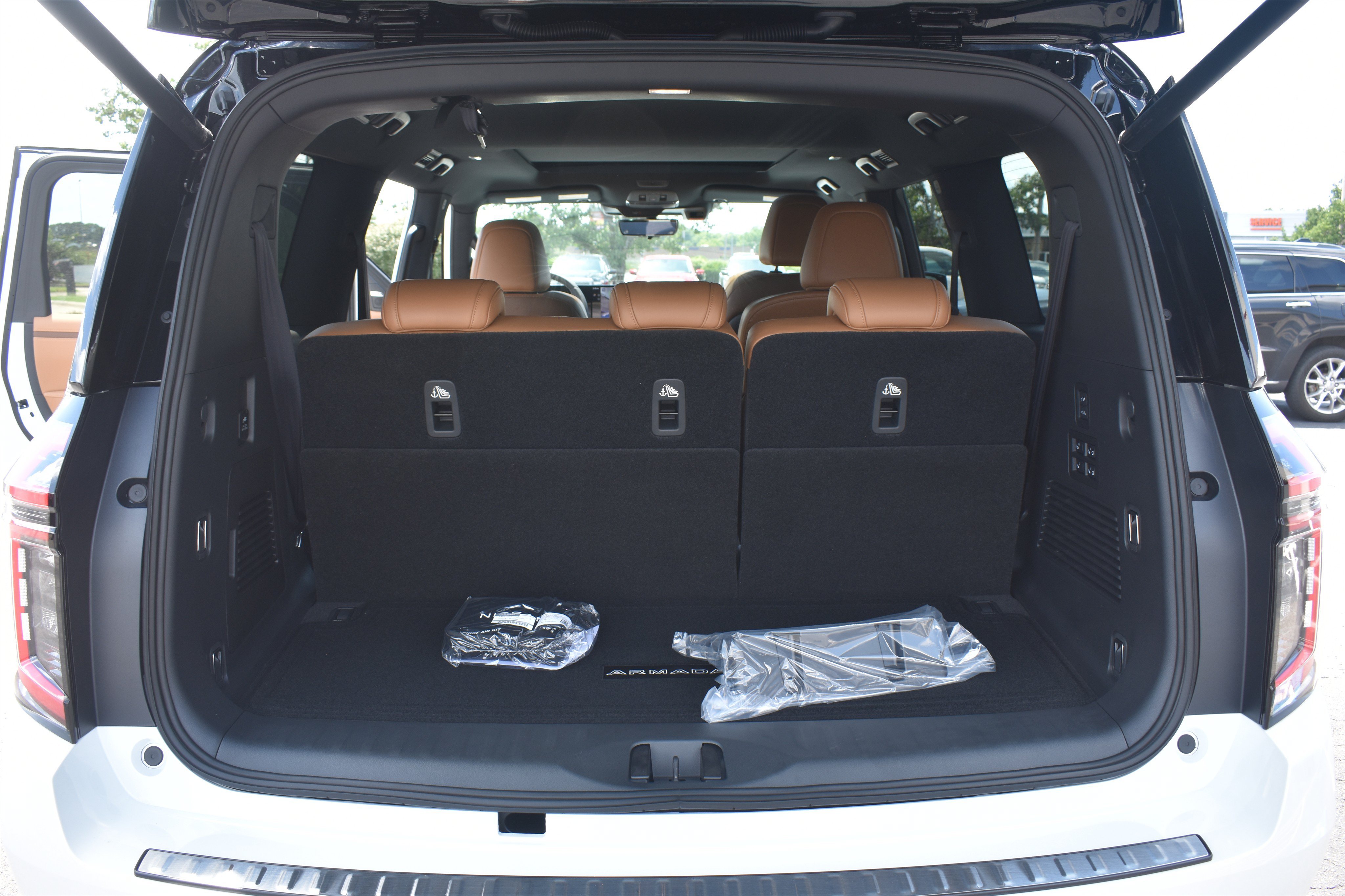 New 2026 Everest White TriCoat / Super Black Two-tone Nissan Platinum Reserve image 18