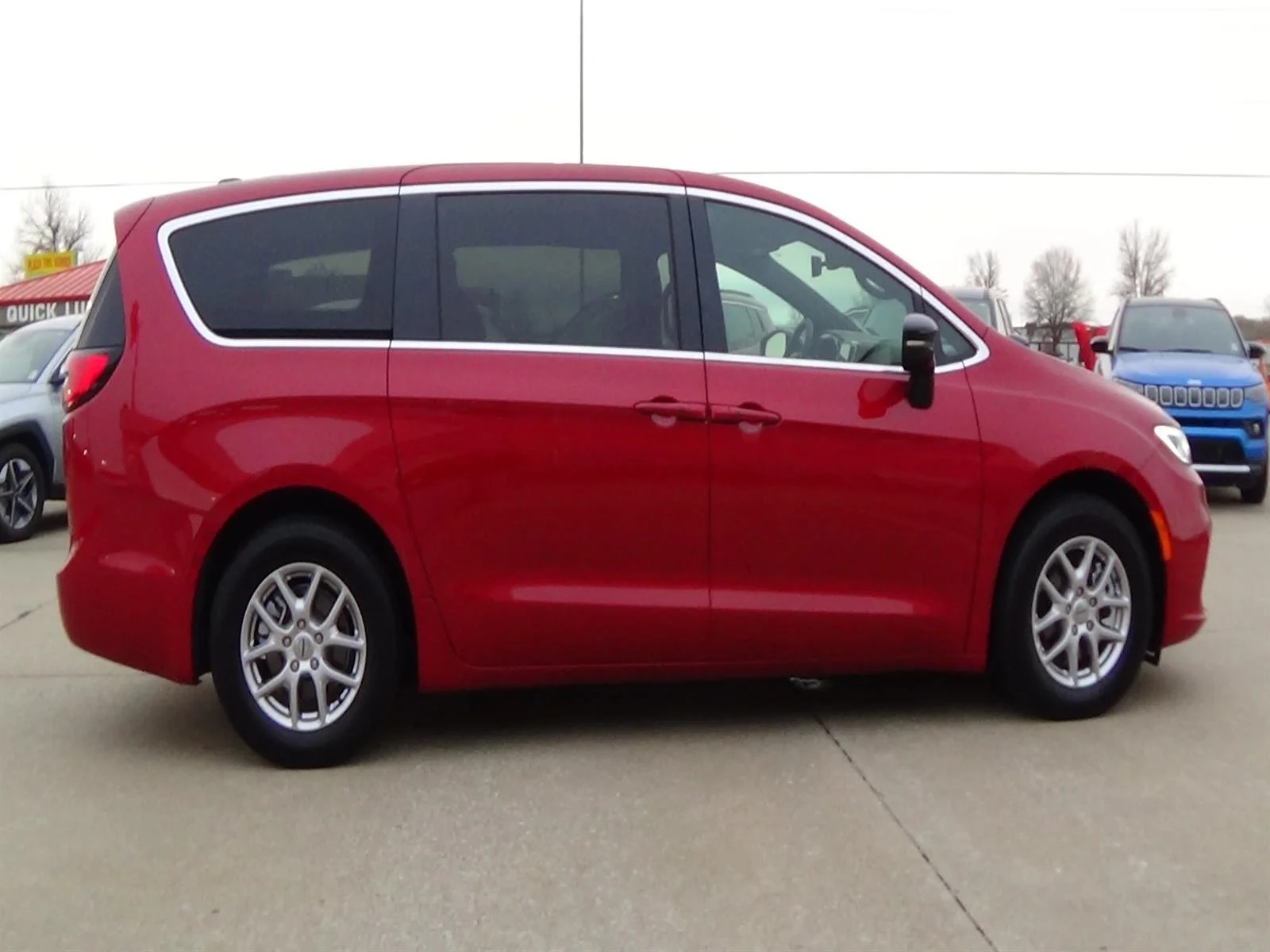 Used 2025 Red Hot Pearl Coat (pr6) Chrysler Select image 5