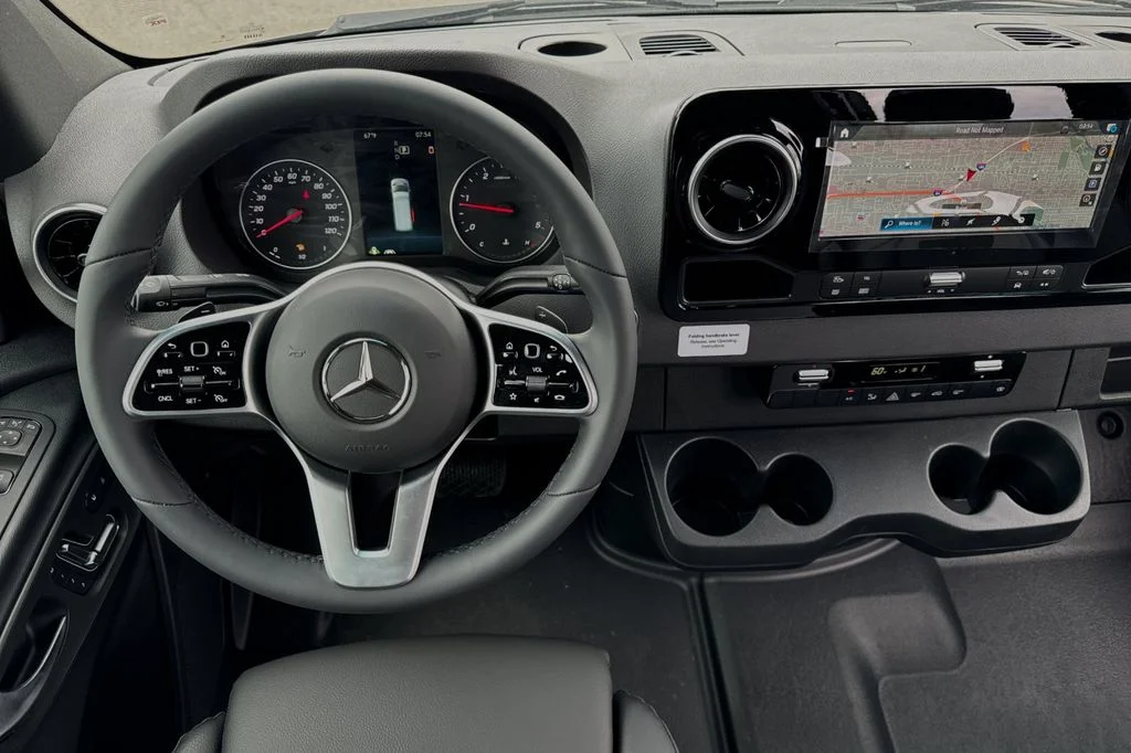 Used 2024  Mercedes-Benz Cargo 170 WB image 13