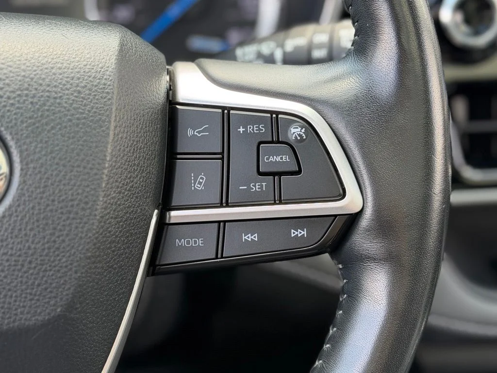 Used 2022 Red Toyota Platinum image 16