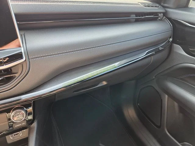 New 2026 Diamond Black Crystal Pearlcoat Jeep Latitude image 26
