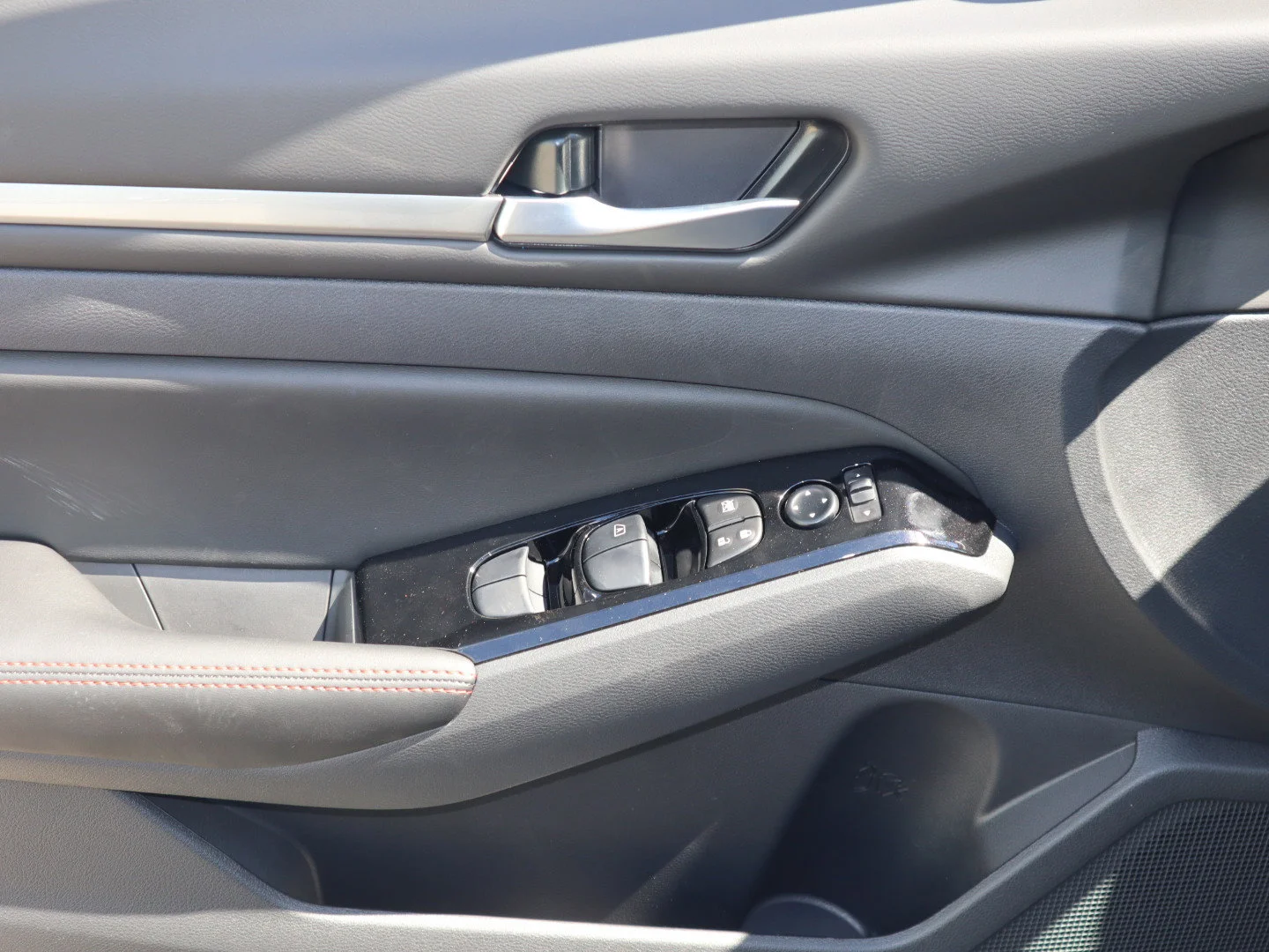 New 2025 Pearl White Tricoat Nissan SR image 18