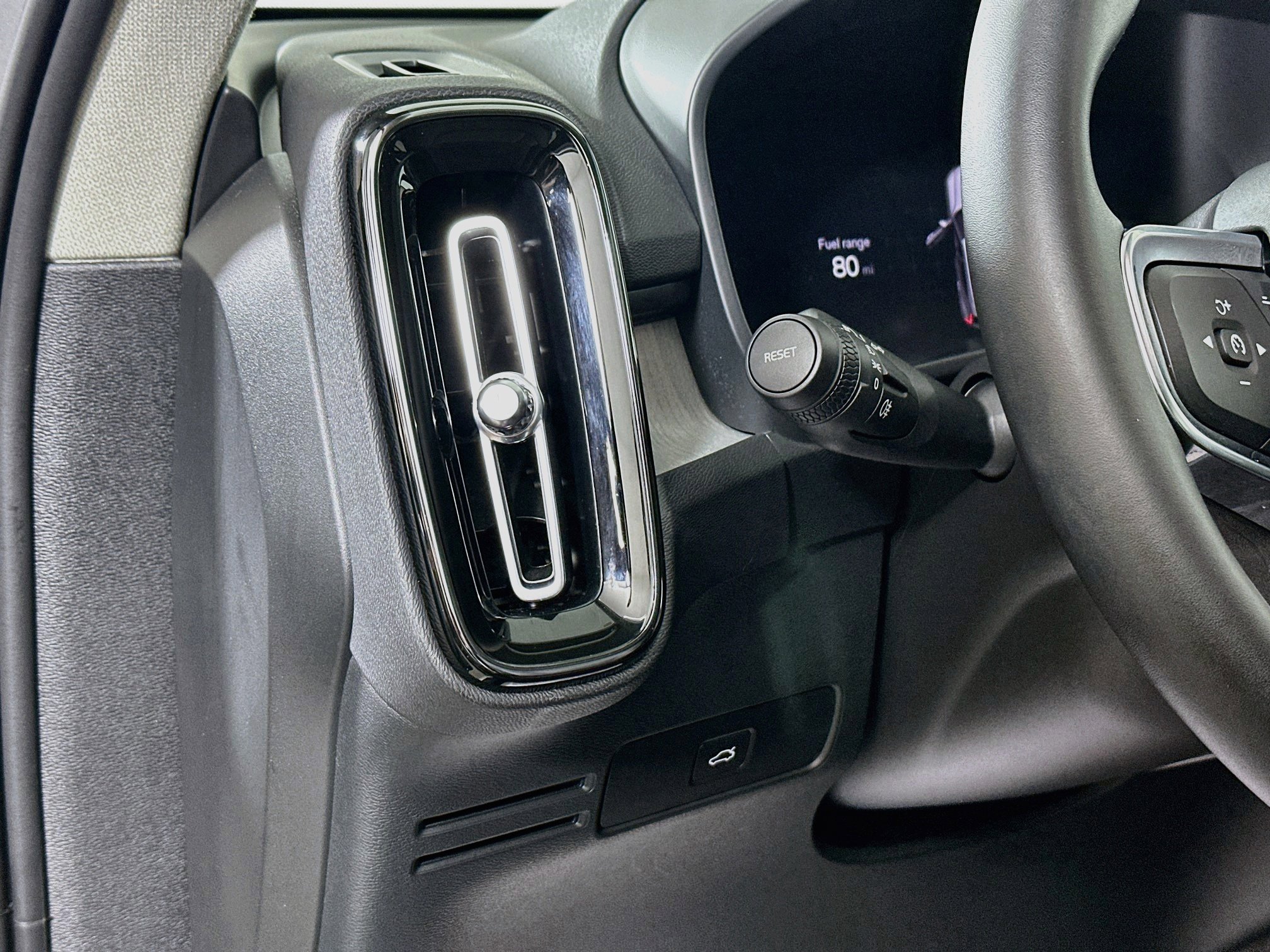 2025 Volvo XC40 Plus - Photo 10