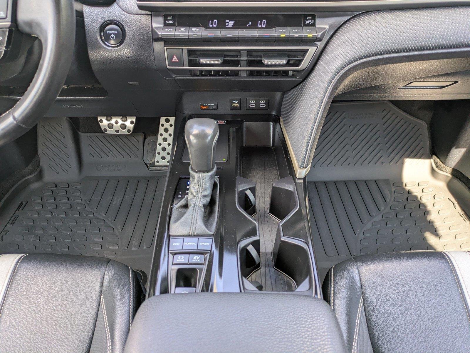 Used 2025  Toyota SE image 18