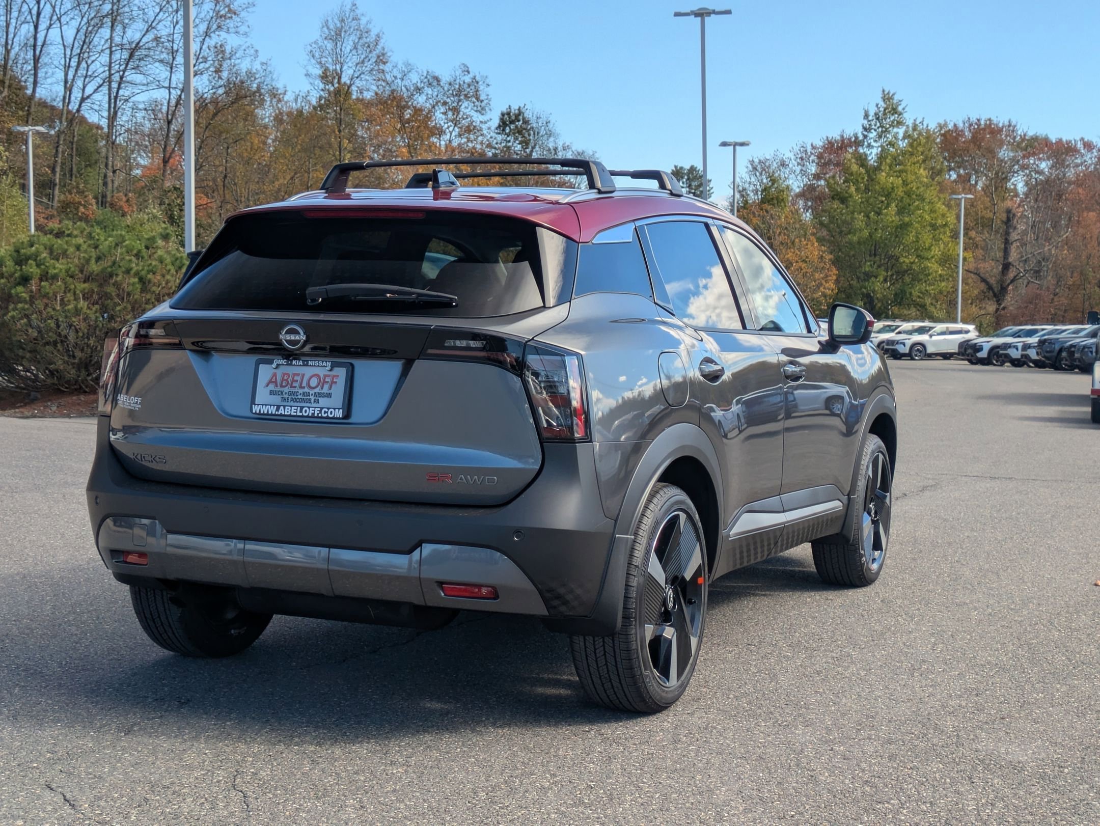 2026 Nissan Kicks SR photo 3