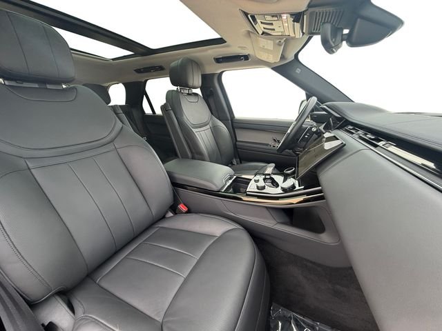 Used 2023  Land Rover SE image 16