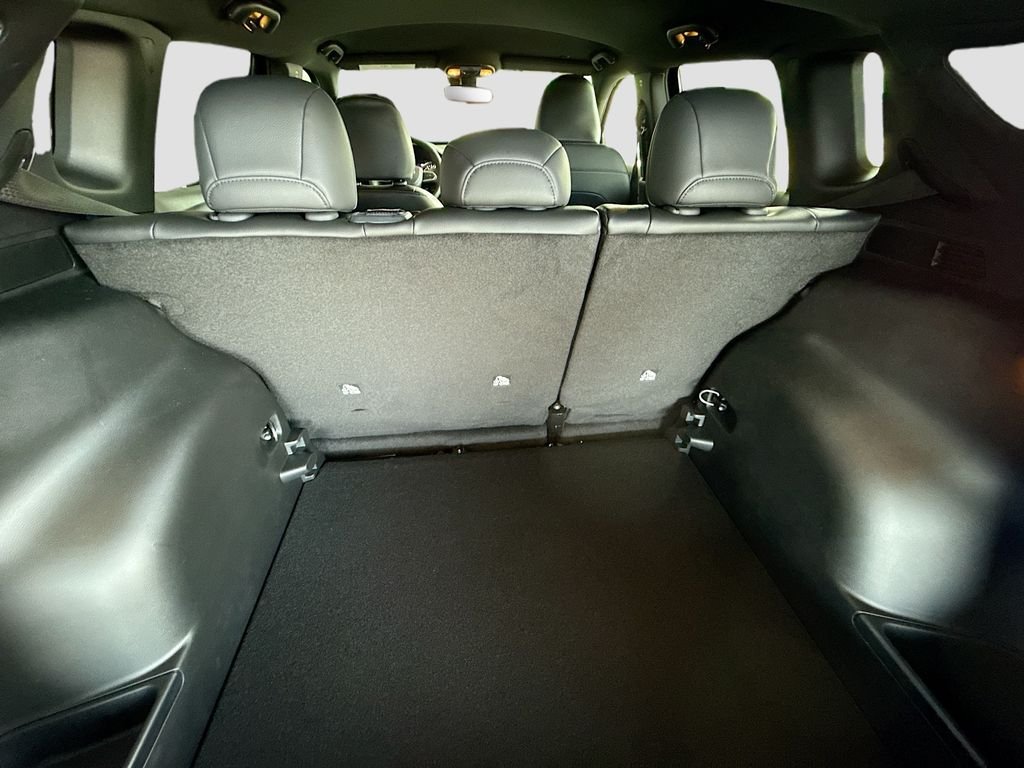 New 2026 Diamond Black Crystal Pearlcoat Jeep Latitude Altitude image 29