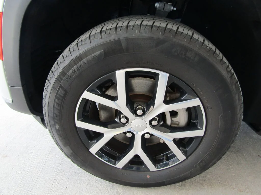 Used 2023 Silver Jeep Limited image 31