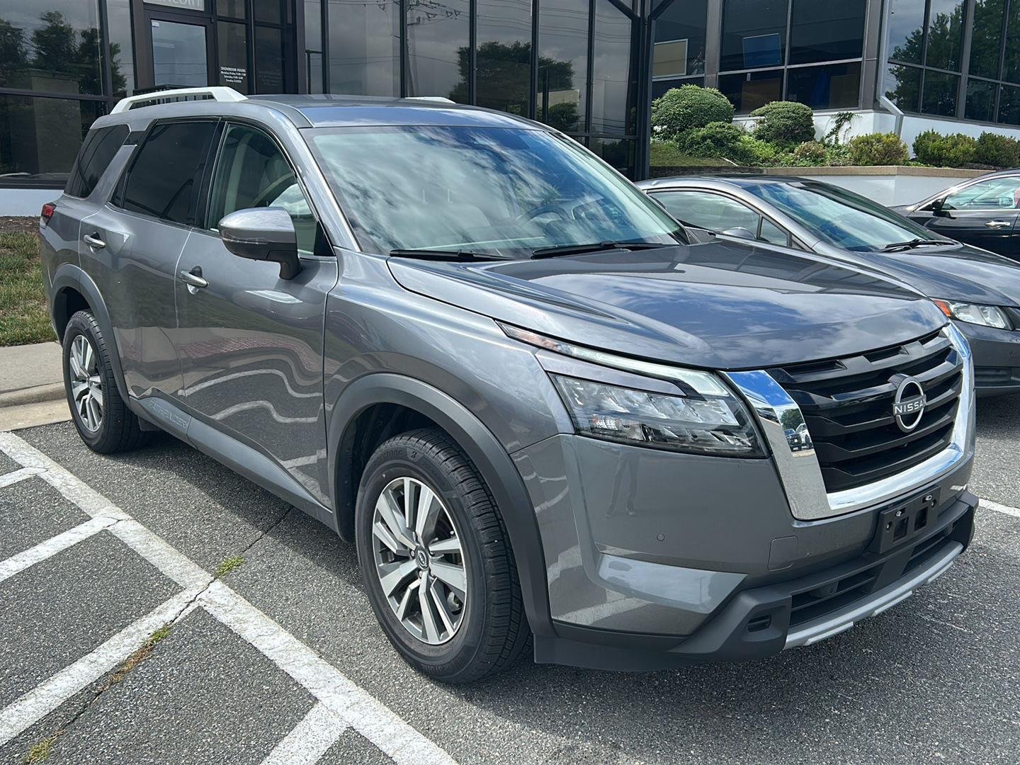 Used 2025 Gun Metallic Nissan SL image 4