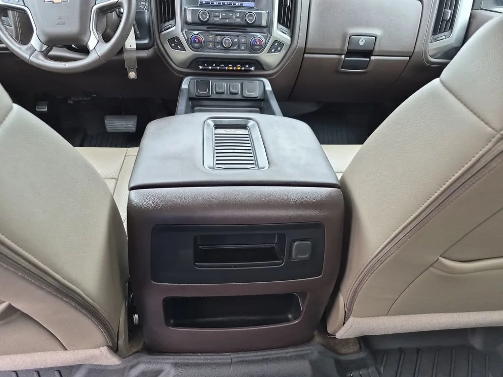 Used 2018 IRIDESCENT PEARL TRICOAT Chevrolet LTZ image 33