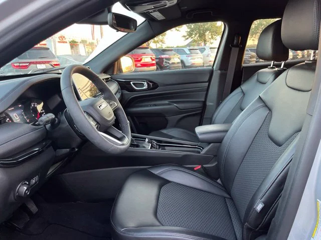 Used 2026 Silver Jeep Latitude image 7