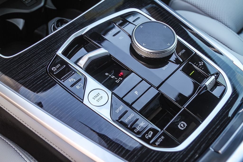 New 2026 Dravit Grey Metallic BMW xDrive50e image 15