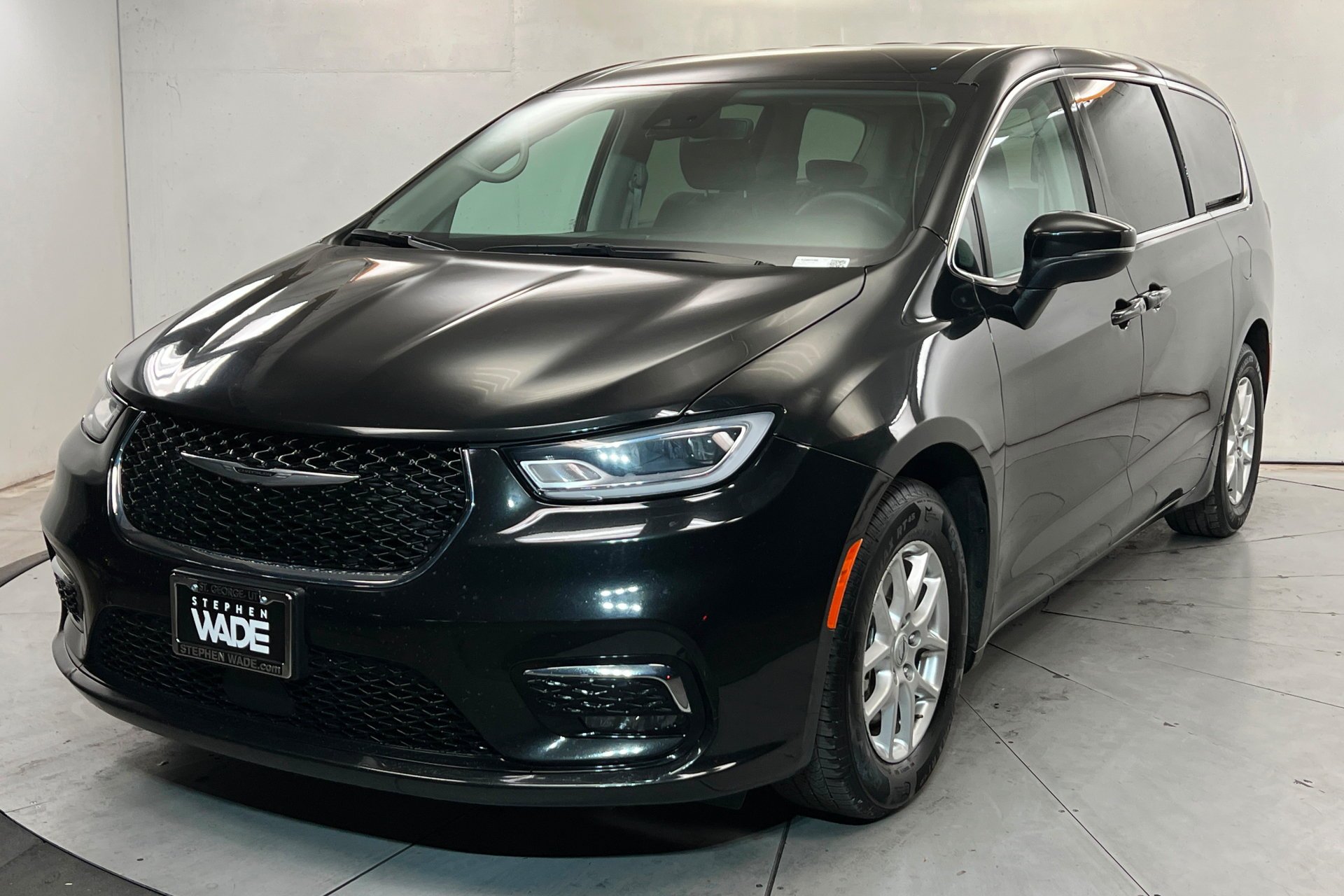 2023 Chrysler Pacifica Touring L's photo