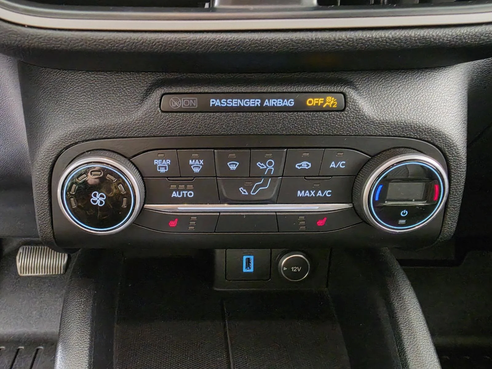 Used 2020 Dark Ford SE image 18