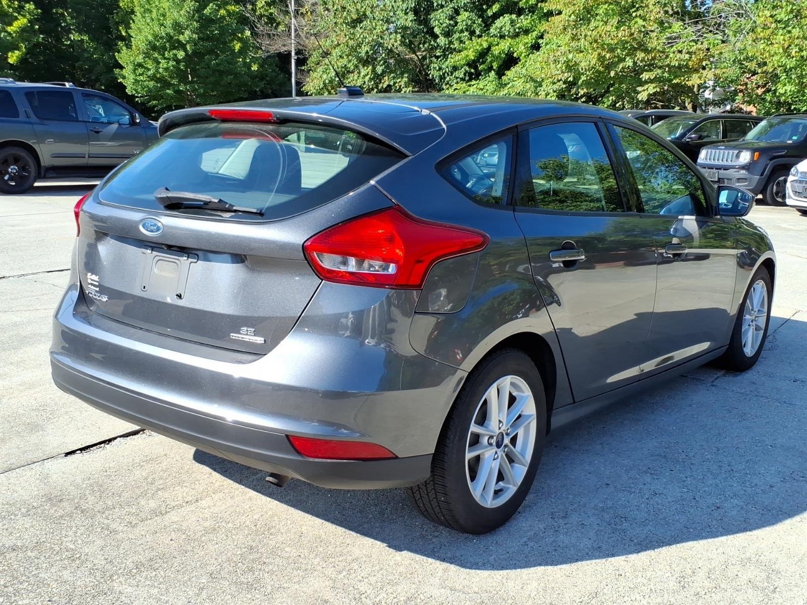 Used 2016 Magnetic Ford SE image 3