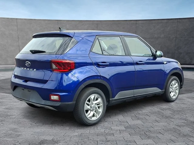Used 2022 Blue Hyundai SE image 11