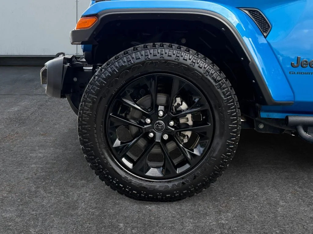 Used 2025 Hydro Blue Pearlcoat Jeep Nighthawk image 9