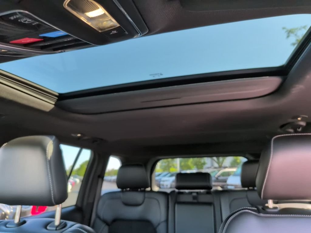 New 2026 Silver Zynith Exterior Paint Jeep Altitude image 25